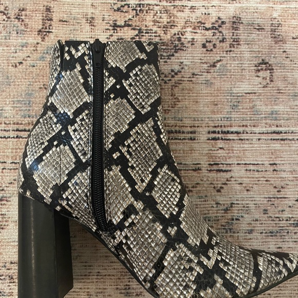 Jeffrey Campbell Sz 6.5 Raven Snakeskin Print Bootie (3.5” high heel) - Picture 5 of 7